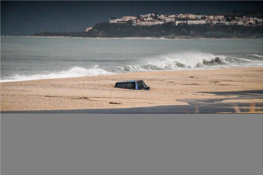 Αυτοκίνητο που θάφτηκε στην Παραλία! - Φωτογραφία 1