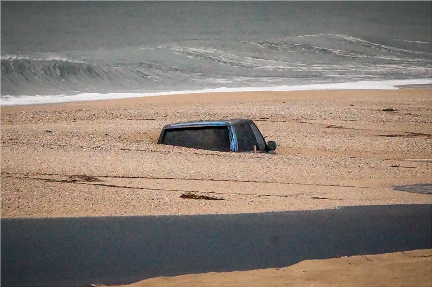 Αυτοκίνητο που θάφτηκε στην Παραλία! - Φωτογραφία 3