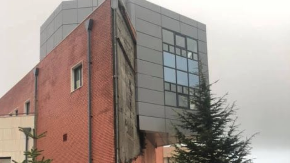 Χαλκιδική: Κατέρρευσε ο εξωτερικός τοίχος στο Δικαστικό Μέγαρο Πολυγύρου - Φωτογραφία 1