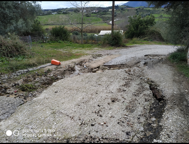 Επικίνδυνος και κατεστραμμένος δρόμος στην ΠΕΡΑΤΙΑ | ΦΩΤΟ - Φωτογραφία 1