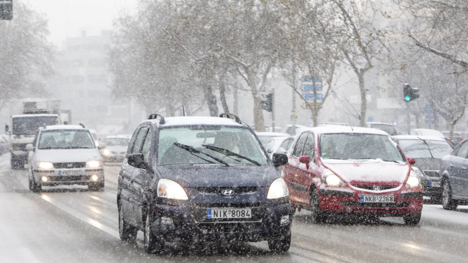 Θεσσαλονίκη: Διεκόπη η κυκλοφορία σε επαρχιακούς δρόμους λόγω χιονόπτωσης και παγετού - Φωτογραφία 1