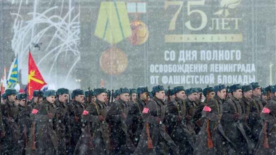 Ο Πούτιν τιμά τα 75 χρόνια από το τέλος της πολιορκίας του Λένινγκραντ με μια αμφιλεγόμενη παρέλαση - Φωτογραφία 1