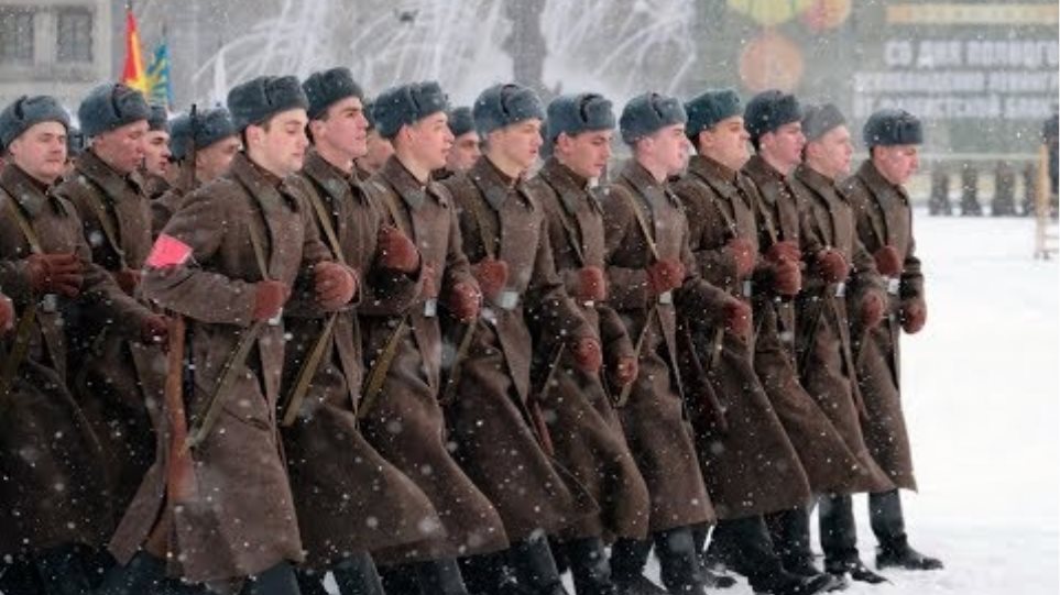 Ο Πούτιν τιμά τα 75 χρόνια από το τέλος της πολιορκίας του Λένινγκραντ με μια αμφιλεγόμενη παρέλαση - Φωτογραφία 2