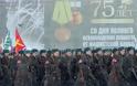 Ο Πούτιν τιμά τα 75 χρόνια από το τέλος της πολιορκίας του Λένινγκραντ με μια αμφιλεγόμενη παρέλαση