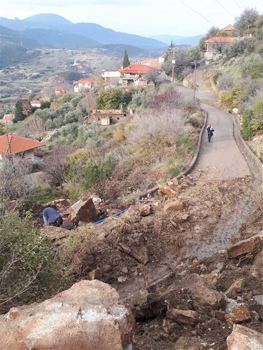 Ηλεία: Κατολίσθηση στην Ανδρίτσαινα - Εκκενώθηκαν σπίτια - Φωτογραφία 7