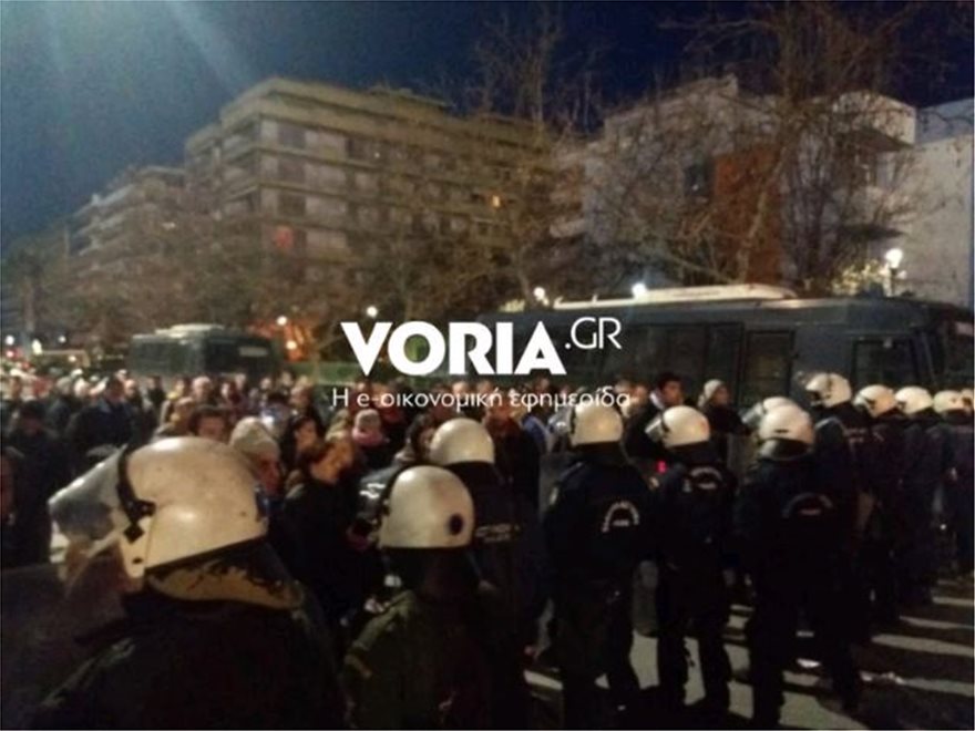 Θεσσαλονίκη: Διαμαρτυρίες και χημικά πριν την άφιξη Παυλόπουλου - Φωτογραφία 3