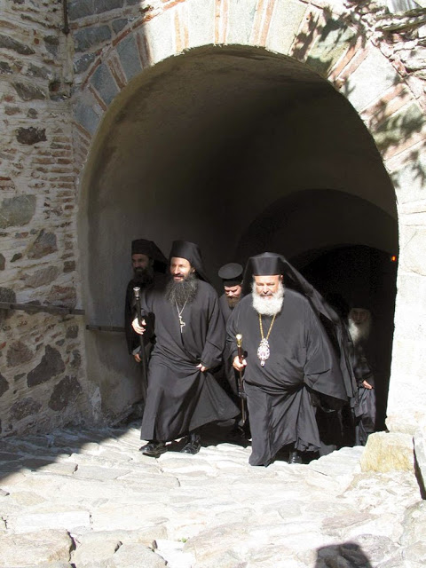 11608 - Αρχιεπίσκοπος Χριστόδουλος (1939 - 28 Ιανουαρίου 2008). Φωτογραφίες από προσκυνηματικές επισκέψεις του στο Άγιο Όρος - Φωτογραφία 3