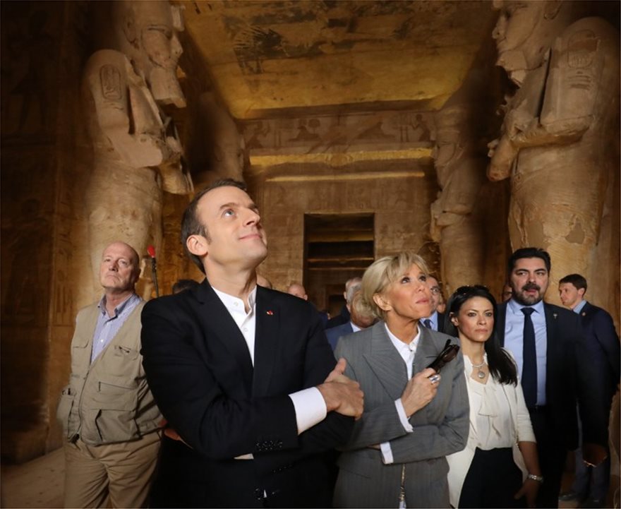 Η Μπριζίτ Μακρόν επισκέφθηκε έναν αρχαίο αιγυπτιακό ναό με το πιο ανατρεπτικό look! - Φωτογραφία 3