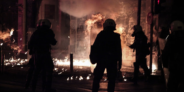 Φωνή απόγνωσης από τους αστυνομικούς: Θέλουν να μας κάψουν ζωντανούς - Φωτογραφία 1