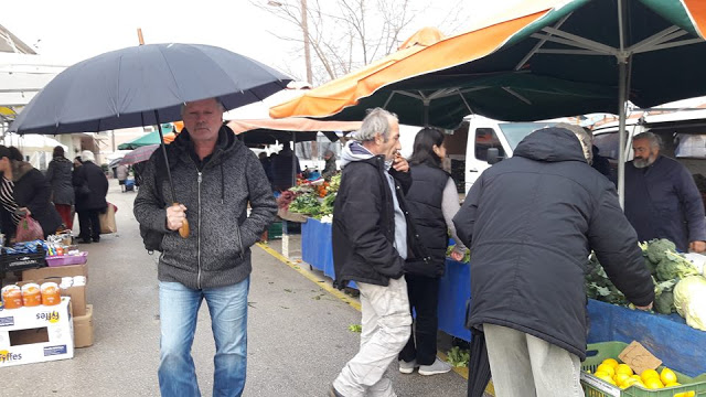 Με βροχή σήμερα η λαϊκή αγορά στη ΒΟΝΙΤΣΑ | ΦΩΤΟ: Στέλλα Λιάπη - Φωτογραφία 1