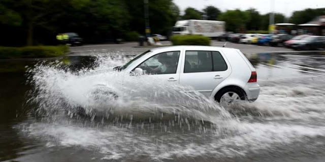 Τι πρέπει να προσέχουμε όταν οδηγούμε σε βρεγμένο οδόστρωμα; Πώς θα αποφύγουμε την υδρολίσθηση; - Φωτογραφία 2