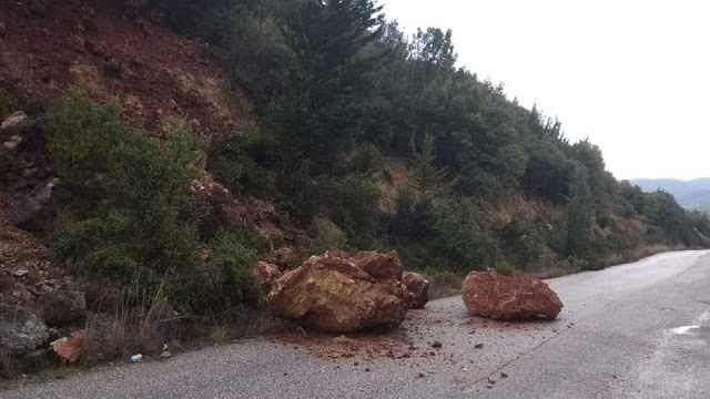 Βράχοι «ξεκόλλησαν» από το βουνό και έπεσαν στο δρόμο της ΧΡΥΣΟΒΙΤΣΑΣ | ΦΩΤΟ - Φωτογραφία 1