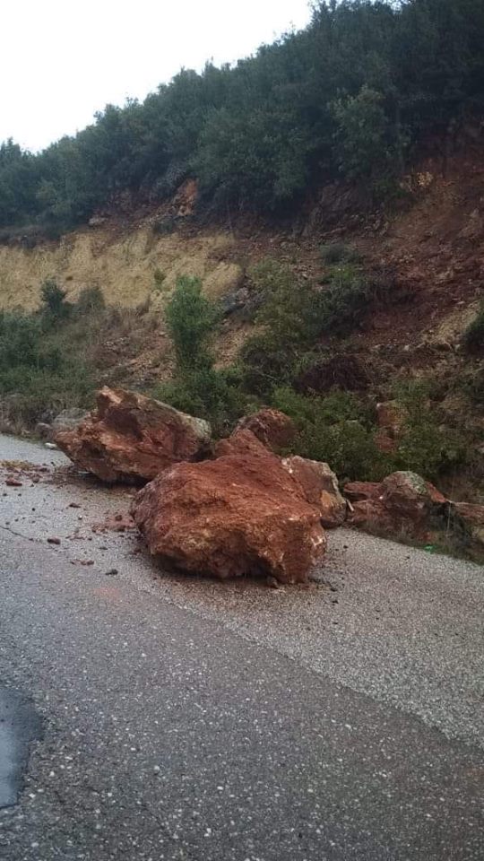 Βράχοι «ξεκόλλησαν» από το βουνό και έπεσαν στο δρόμο της ΧΡΥΣΟΒΙΤΣΑΣ | ΦΩΤΟ - Φωτογραφία 5