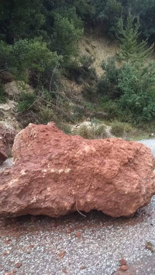Βράχοι «ξεκόλλησαν» από το βουνό και έπεσαν στο δρόμο της ΧΡΥΣΟΒΙΤΣΑΣ | ΦΩΤΟ - Φωτογραφία 6