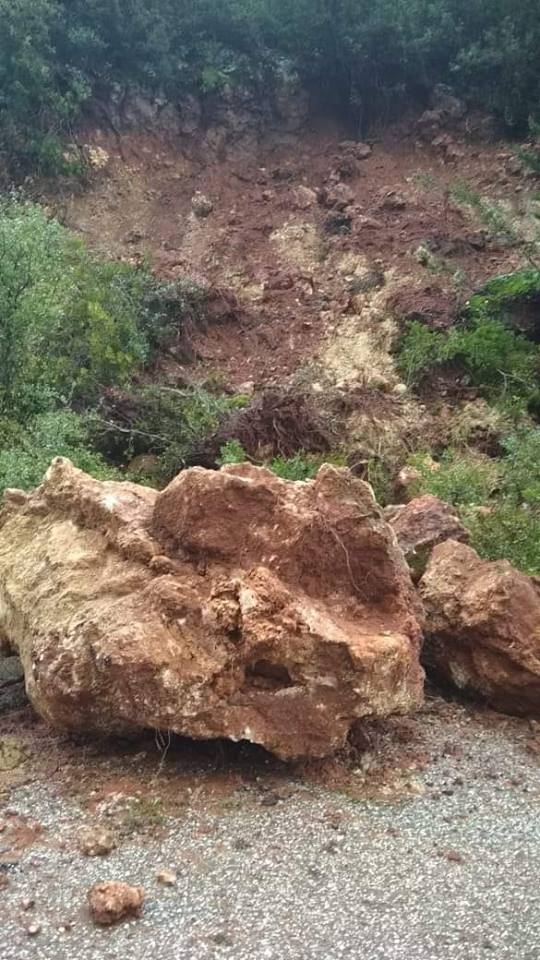Βράχοι «ξεκόλλησαν» από το βουνό και έπεσαν στο δρόμο της ΧΡΥΣΟΒΙΤΣΑΣ | ΦΩΤΟ - Φωτογραφία 9