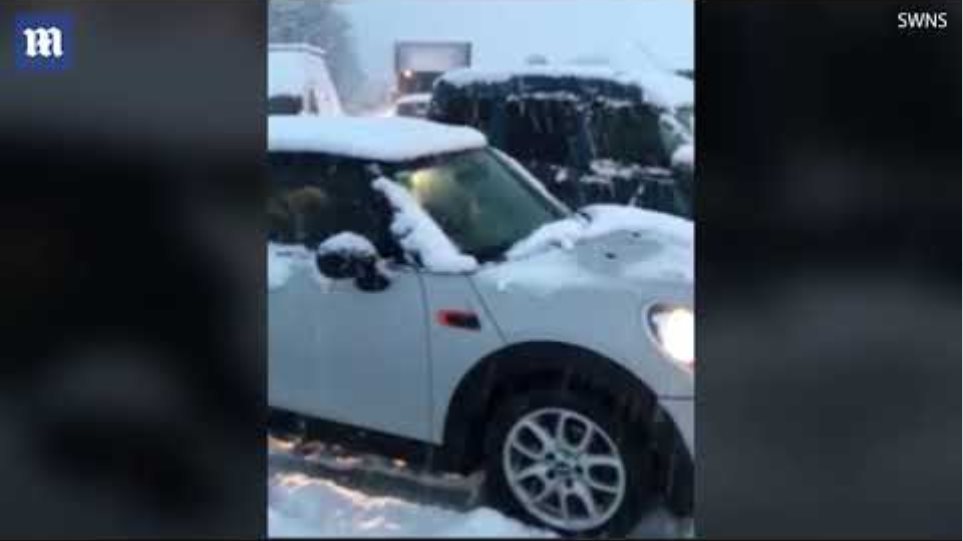 Στο έλεος του χιονιά και η Βρετανία: Πάνω από 100 οχήματα εγκλωβισμένα στην Κορνουάλη - Φωτογραφία 2