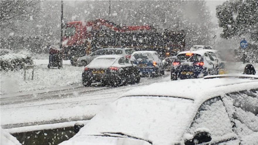 Στο έλεος του χιονιά και η Βρετανία: Πάνω από 100 οχήματα εγκλωβισμένα στην Κορνουάλη - Φωτογραφία 5