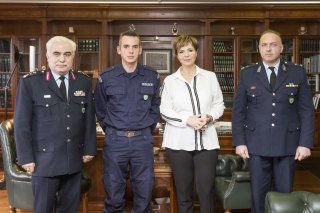 Τιμήθηκε ο Ειδικός Φρουρός που έσωσε παιδάκι στην Κορινθία - Φωτογραφία 5