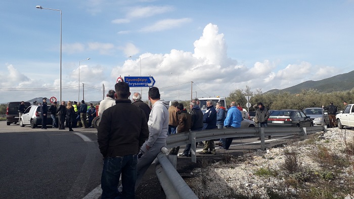 Στον κόμβο Χαλικίου οι αγρότες (φωτο) - Φωτογραφία 11