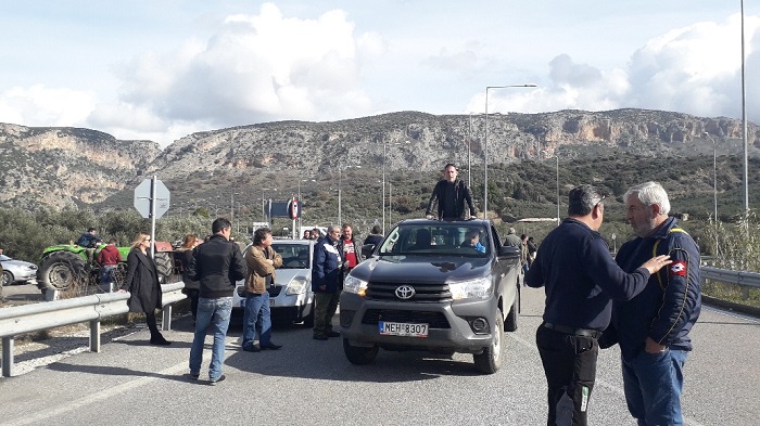 Στον κόμβο Χαλικίου οι αγρότες (φωτο) - Φωτογραφία 13