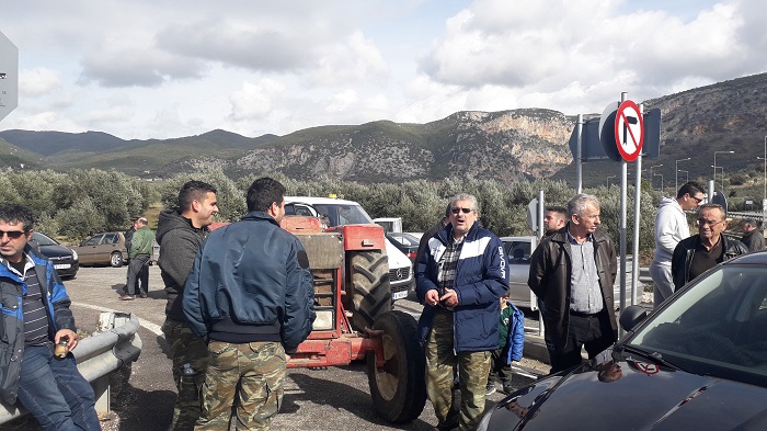 Στον κόμβο Χαλικίου οι αγρότες (φωτο) - Φωτογραφία 15