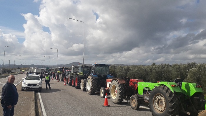 Στον κόμβο Χαλικίου οι αγρότες (φωτο) - Φωτογραφία 16