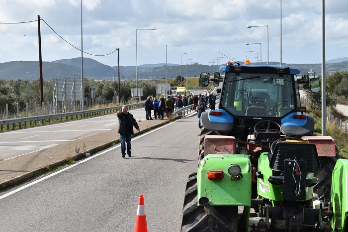 Στον κόμβο Χαλικίου οι αγρότες (φωτο) - Φωτογραφία 7