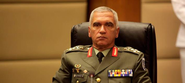 Στρατηγός Κωσταράκος: Πολιτική πράξη η κατάργηση διακριτικών από τις στολές των Ενόπλων Δυνάμεων - Φωτογραφία 1