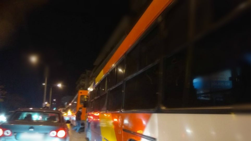 Απίστευτο: Τέσσερα λεωφορεία του ΟΑΣΘ «έμειναν» ταυτόχρονα στο ίδιο σημείο λόγω βλάβης! - Φωτογραφία 1