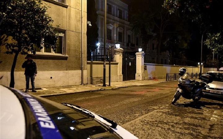Επίθεση Ρουβίκωνα με μπογιές στην ιταλική πρεσβεία - Φωτογραφία 1