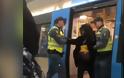 Σουηδία: Αστυνομικοί έβγαλαν με τη βία έγκυο γυναίκα από το μετρό - Φωτογραφία 1