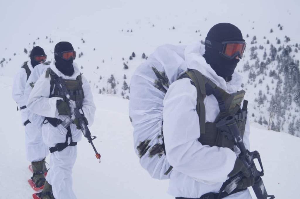 ΓΕΣ: Οι νέοι ηγέτες του Στρατού Ξηράς δεν μασάνε από το κρύο και το χιόνι - Φωτογραφία 7