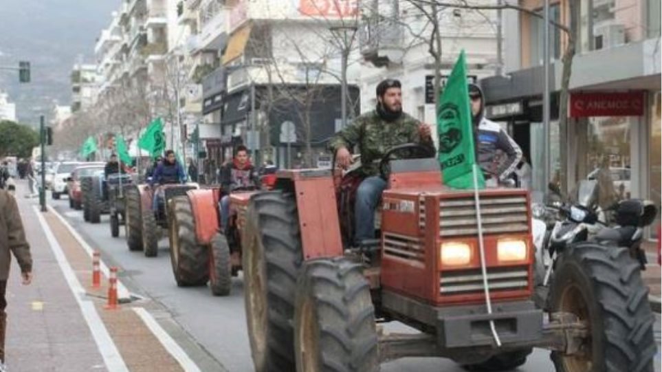 Αγρότες με τρακτέρ έφτασαν στην πλατεία της Καλαμάτας και έριξαν σανό στα γραφεία του ΣΥΡΙΖΑ - Φωτογραφία 1