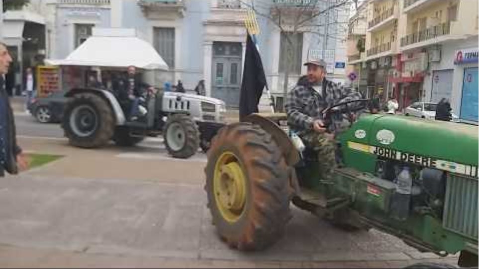 Αγρότες με τρακτέρ έφτασαν στην πλατεία της Καλαμάτας και έριξαν σανό στα γραφεία του ΣΥΡΙΖΑ - Φωτογραφία 2