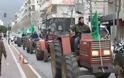 Αγρότες με τρακτέρ έφτασαν στην πλατεία της Καλαμάτας και έριξαν σανό στα γραφεία του ΣΥΡΙΖΑ - Φωτογραφία 1
