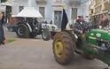 Αγρότες με τρακτέρ έφτασαν στην πλατεία της Καλαμάτας και έριξαν σανό στα γραφεία του ΣΥΡΙΖΑ - Φωτογραφία 2