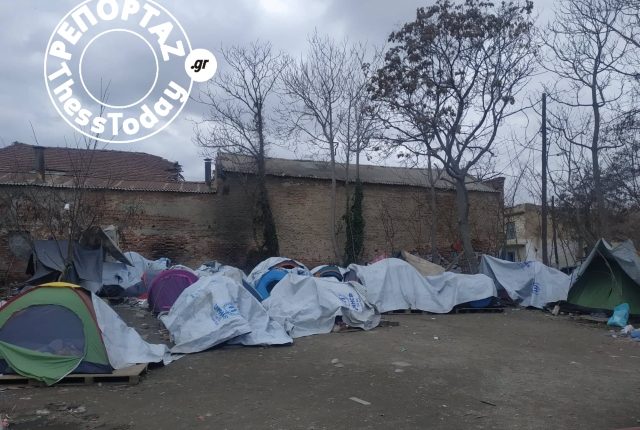 Εικόνες ντροπής και θλίψης σε καταυλισμό προσφύγων στο κέντρο της Θεσσαλονίκης - Φωτογραφία 1