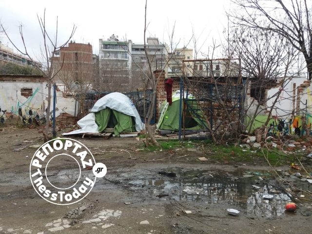 Εικόνες ντροπής και θλίψης σε καταυλισμό προσφύγων στο κέντρο της Θεσσαλονίκης - Φωτογραφία 3