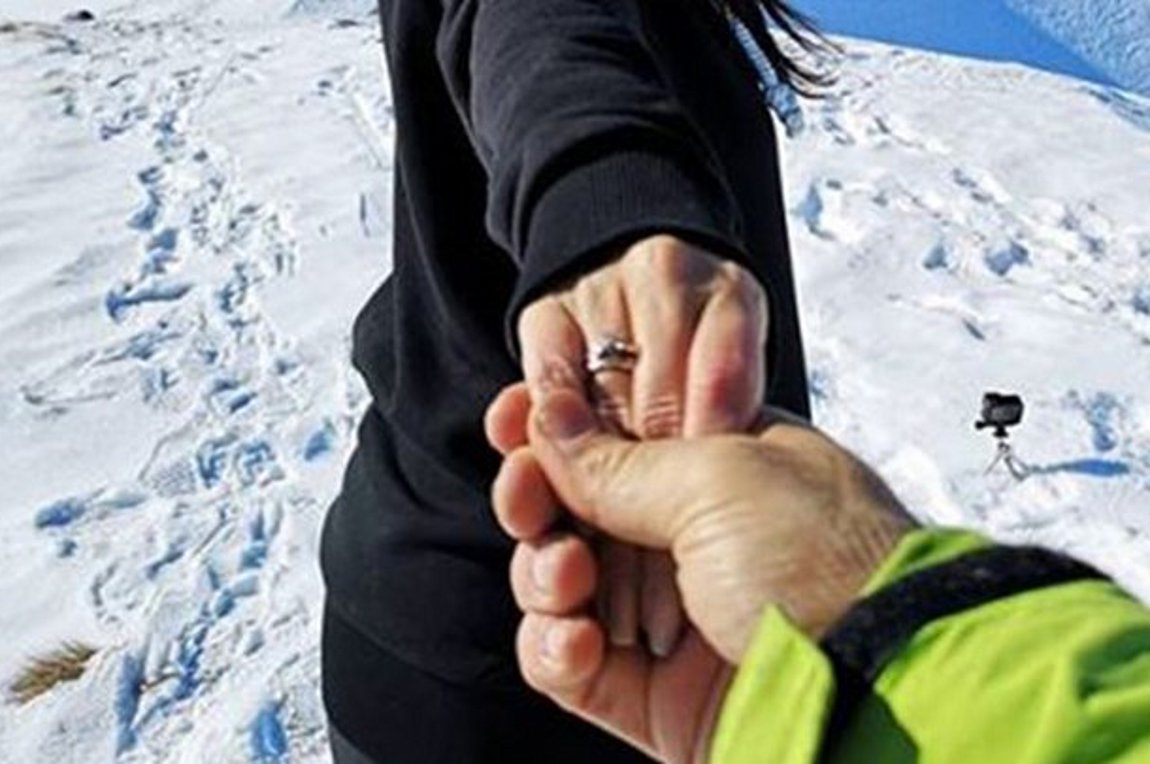 Ποιος παρουσιαστής έκανε πρόταση γάμου στην αγαπημένη του στις Άλπεις - Φωτογραφία 1