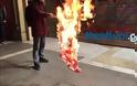 Θεσσαλονίκη: Πέταξαν αβγά και έκαψαν τη σημαία των ΗΠΑ στο αμερικανικό προξενείο (ΦΩΤΟ & VIDEO)