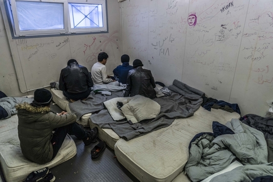 Πυρ & μανία στο Κέντρο Υποδοχής Ορεστιάδας από ανήλικους μετανάστες - Φωτογραφία 1