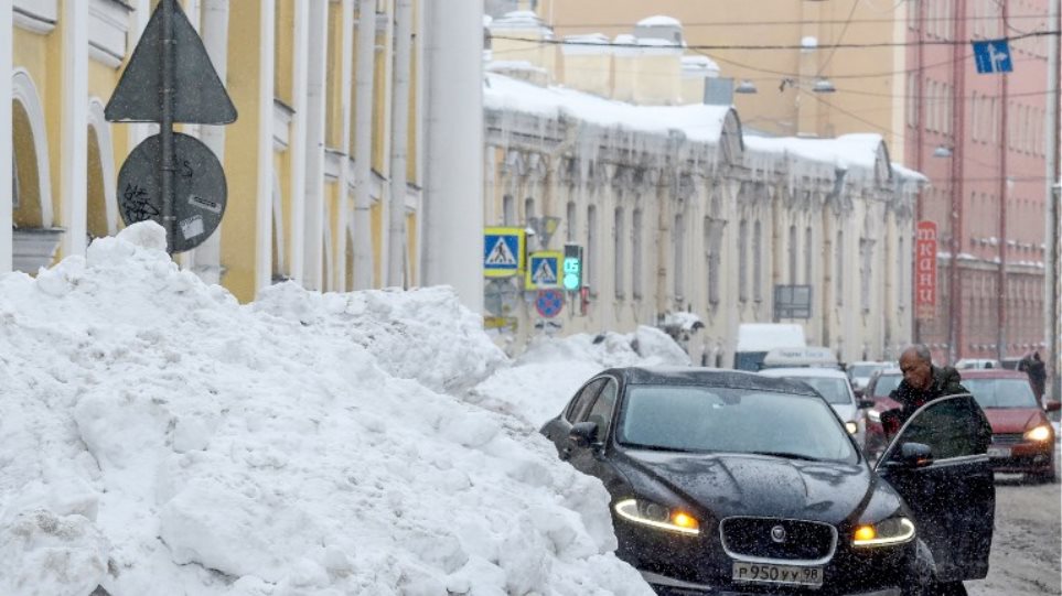 Οι χιονοπτώσεις ρεκόρ προκαλούν χάος στην Αγία Πετρούπολη - Φωτογραφία 1
