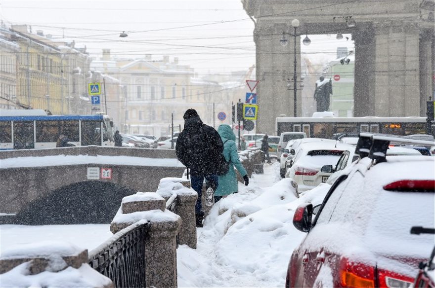 Οι χιονοπτώσεις ρεκόρ προκαλούν χάος στην Αγία Πετρούπολη - Φωτογραφία 3