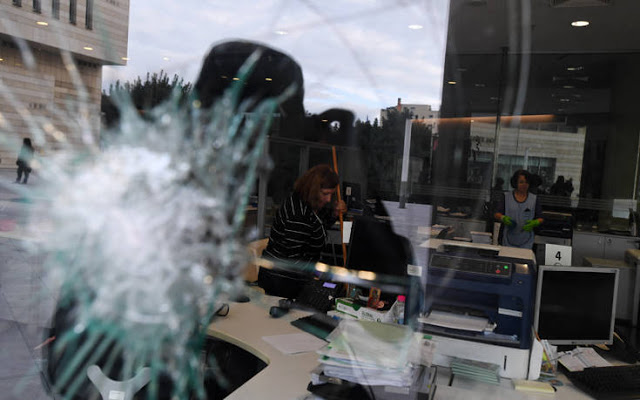 Επίθεση με βαριοπούλες σε κτίριο ασφαλιστικής εταιρείας στη λεωφόρο Συγγρού (ΕΙΚΟΝΕΣ & ΒΙΝΤΕΟ) - Φωτογραφία 1
