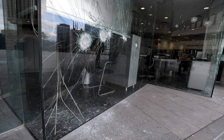 Επίθεση με βαριοπούλες σε κτίριο ασφαλιστικής εταιρείας στη λεωφόρο Συγγρού (ΕΙΚΟΝΕΣ & ΒΙΝΤΕΟ) - Φωτογραφία 4