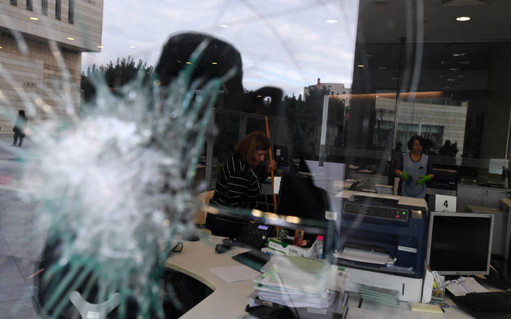 Επίθεση με βαριοπούλες σε κτίριο ασφαλιστικής εταιρείας στη λεωφόρο Συγγρού (ΕΙΚΟΝΕΣ & ΒΙΝΤΕΟ) - Φωτογραφία 6