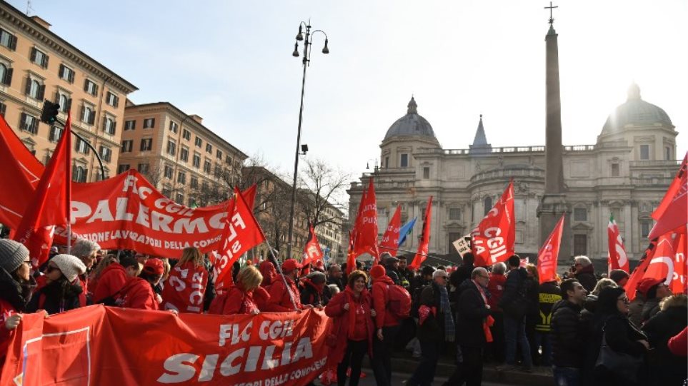Χιλιάδες Ιταλοί στους δρόμους κατά της κυβέρνησης Κόντε - Φωτογραφία 1