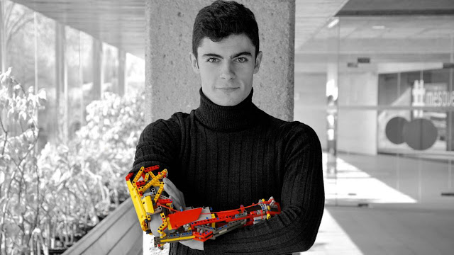 Έφηβος κατασκεύασε το προσθετικό χέρι του με τουβλάκια Lego - Φωτογραφία 1