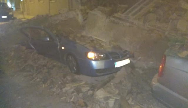 Κατέρρευσε σπίτι στο Γκάζι – Καταπλάκωσε δυο αυτοκίνητα! - Φωτογραφία 1
