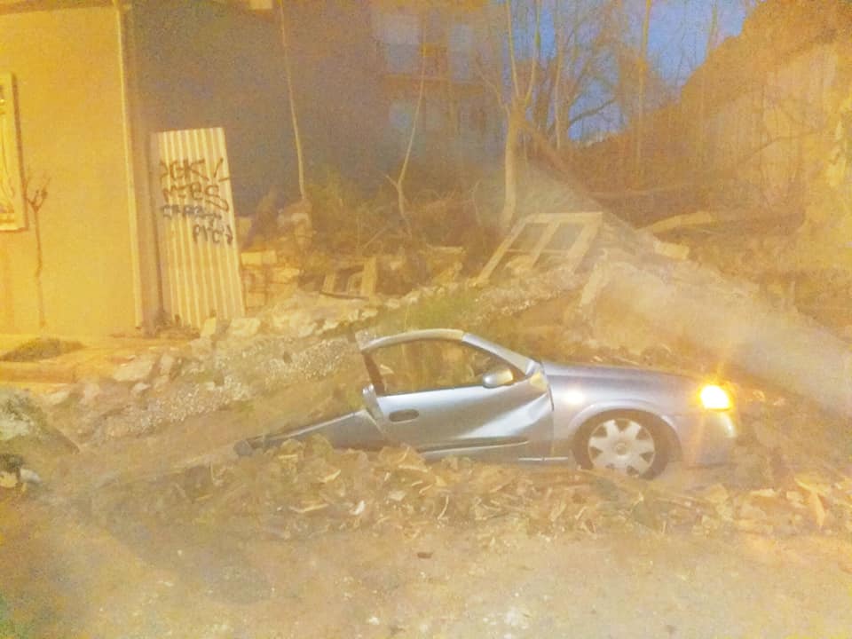 Κατέρρευσε σπίτι στο Γκάζι – Καταπλάκωσε δυο αυτοκίνητα! - Φωτογραφία 4